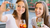 Junge Frauen mit Drinks