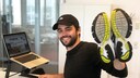 FITBOOK-Redakteur Markus Hofmann zeigt Laufschuhe in die Kamera
