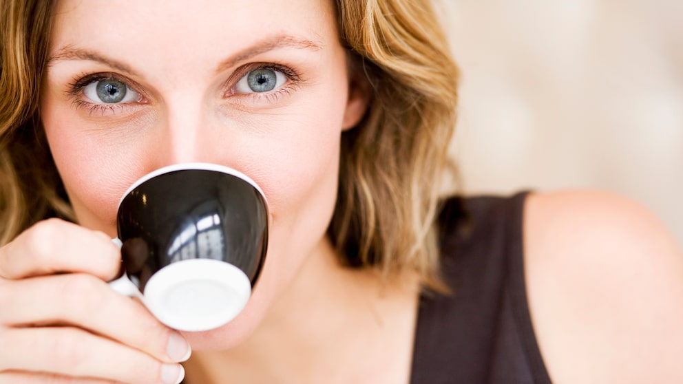 Frau trinkt Kaffee