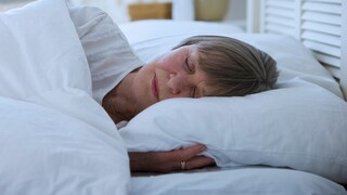 Hitzetipps für Senioren: Eine ältere Frau liegt im Bett