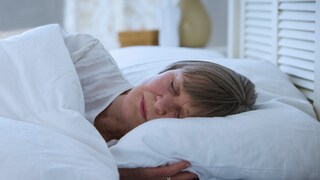 Hitzetipps für Senioren: Eine ältere Frau liegt im Bett