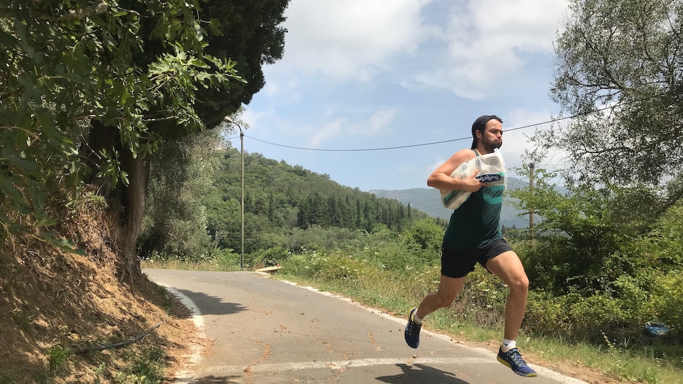 Markus Hofmann beim Sprinten mit Klopapier unter dem Arm