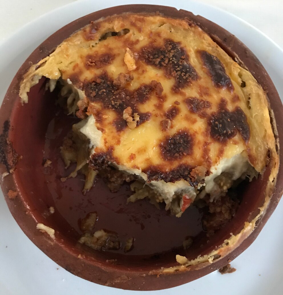 BILD VON EINEM MOUSSAKA-TELLER