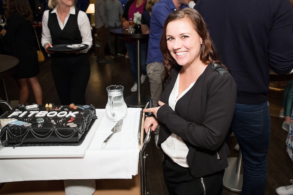 Sarah Tkotsch zeigt auf Kuchen