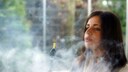 Frau raucht Shisha