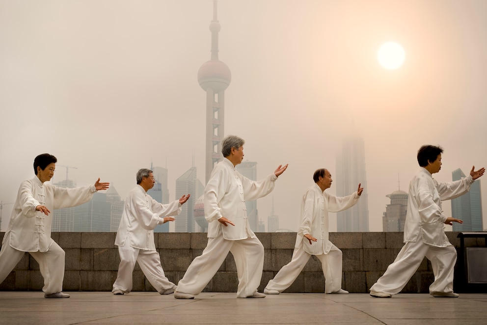 Männergruppe macht Tai-Chi in Schanghai