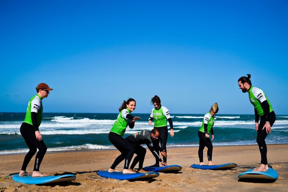  Bevor es ins Wasser geht, werden die Grundtechniken erst mal am trockenen Strand geübt