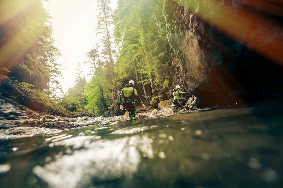  Beim Canyoning l&auml;uft man nicht auf normalen Wanderwegen, sondern bewegt sich durch Fl&uuml;sse fort