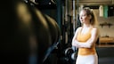 Eine Frau im Fitnessstudio