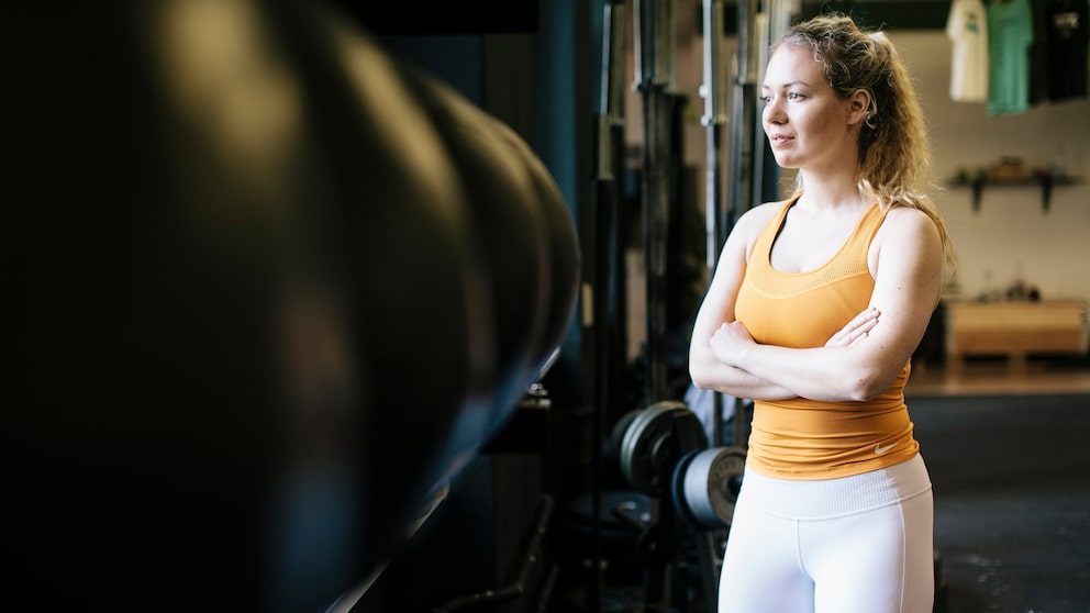 Eine Frau im Fitnessstudio