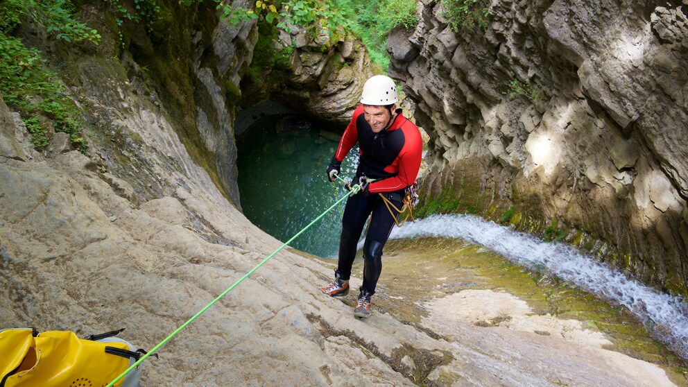 Beim Canyoning wird sich unter anderem mit Hilfe eines Seils in eine Wasserschlucht abgeseilt