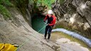 Beim Canyoning wird sich unter anderem mit Hilfe eines Seils in eine Wasserschlucht abgeseilt