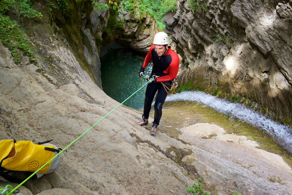  Ein Teilnehmer seilt sich in eine Schlucht ab