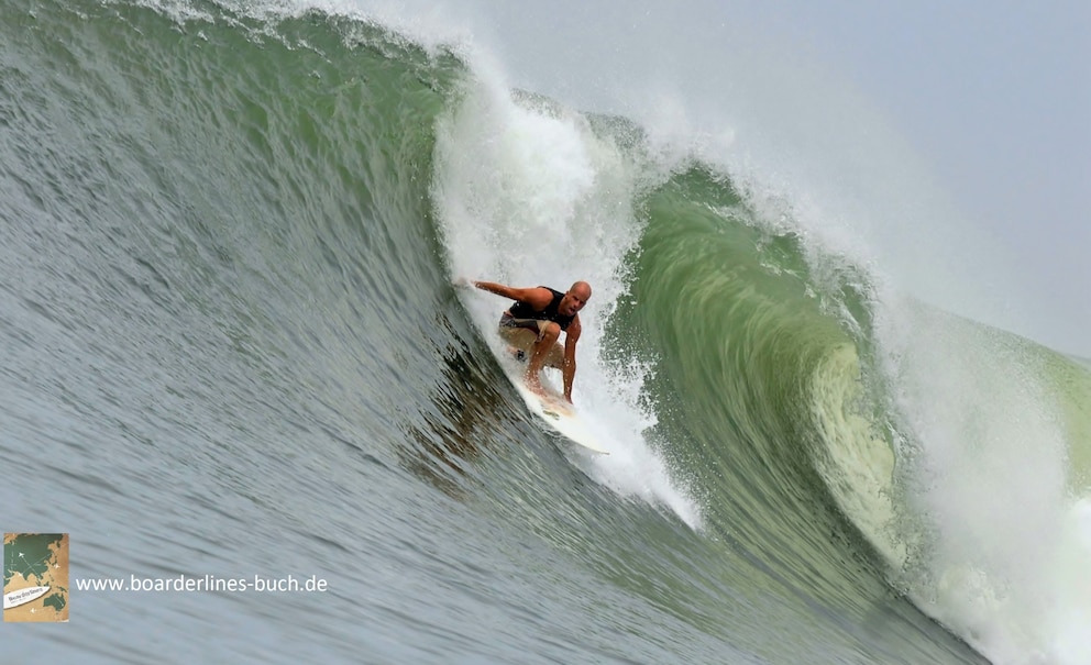  Unser Surf-Experte Andi Brendt in Action. Er ist nicht nur Surf-Fanatiker, sondern auch Buchautor und ehemaliger Trainer der deutschen Nationalmannschaft im Wellenreiten.