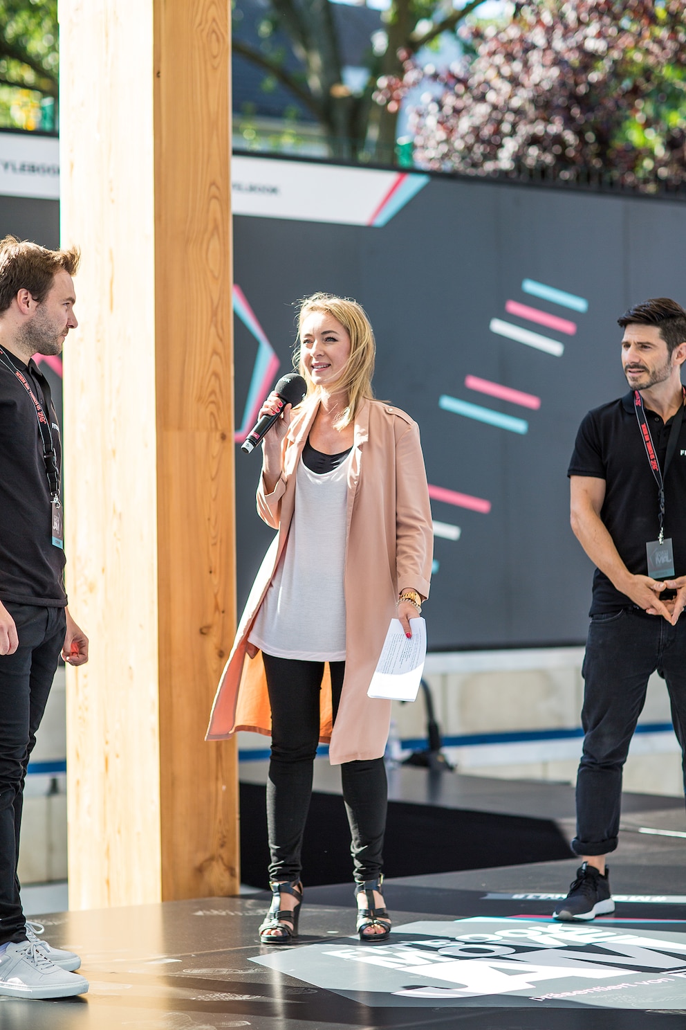 Moderatorin Juliane Bauermeister eröffnet mit Nuno Alves (Editorial Director der BOOKs/r.) und Sebastian Kunze (Redaktionsleiter FITBOOK) den Move Jam 2018