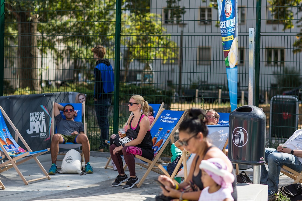 Sportler chillen beim FITBOOK Move Jam mit Erdinger