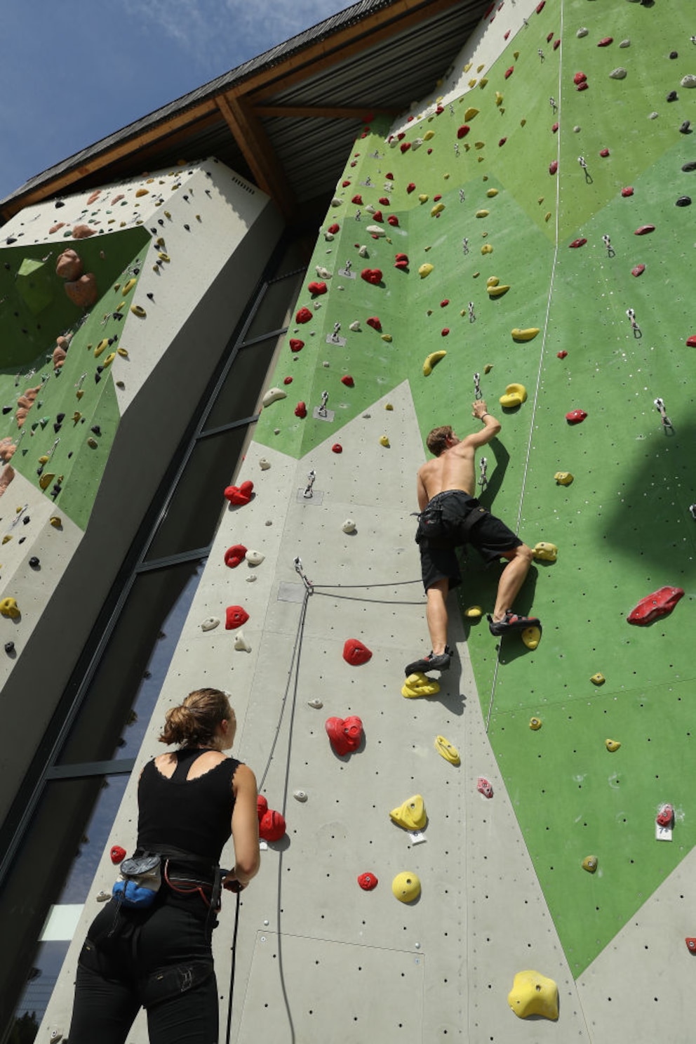  Beim Vorstiegsklettern mit Seil geht es deutlich höher hinaus als beim Bouldern. Nichts für Menschen mit Höhenangst, für mein Knie ist es aber trotzdem die schonendere Variante. Denn bei Stürzen wird man vom Seil abgefangen.