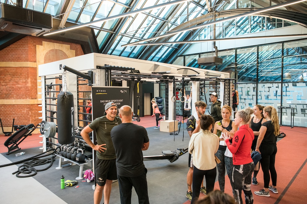  Mittlerweile bieten viele Fitnessstudios HYROX-Kurse an. Hier zu sehen ist der erste exklusive HYROX-Trainingsbereich in einem Studio der Kette&nbsp;<em>Fitness First</em> in Hamburg.