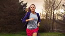 Junge Frau joggt