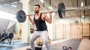 Mann beim Krafttraining