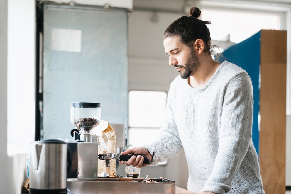 Mann an der Kaffemaschine