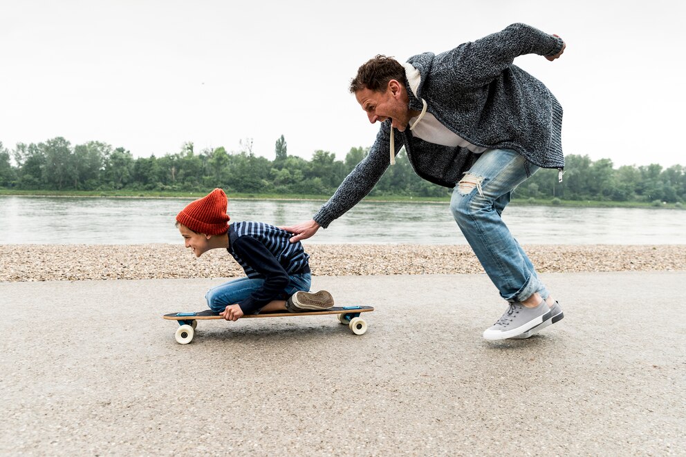 Vater hat Spaß mit seinem Sohn