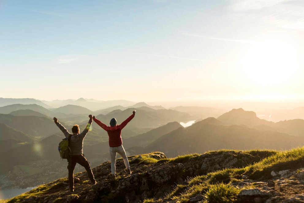 Ein Paar auf dem Berggipfel