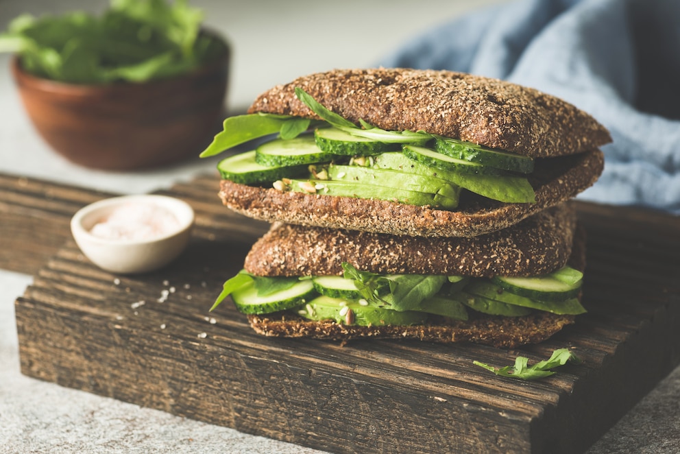 Vollkornbrötchen mit Avocado