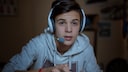 Ein Jugendlicher spielt am Computer