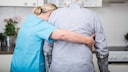 Helferin mit Parkinson-Patient