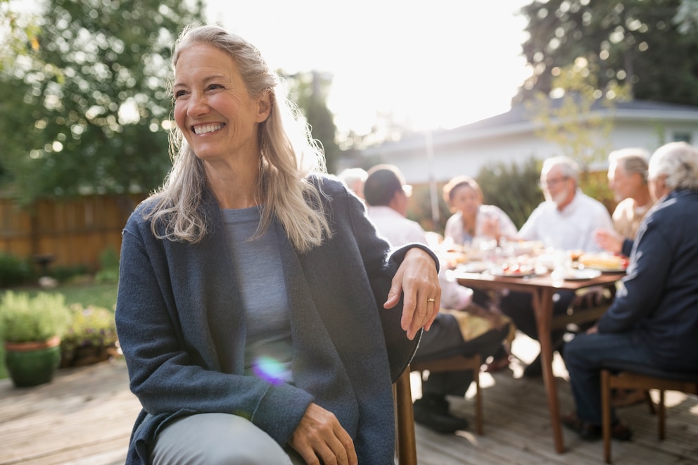 Ältere Frau mit Freunden