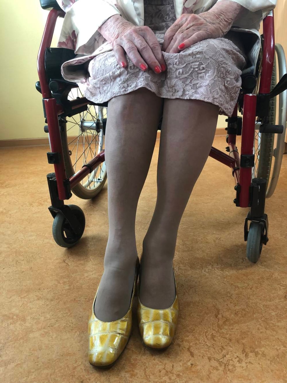Theresia (The Secret of the 100-Year-Olds) sitting in a wheelchair