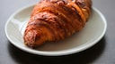 Croissant auf Teller