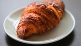 Croissant auf Teller