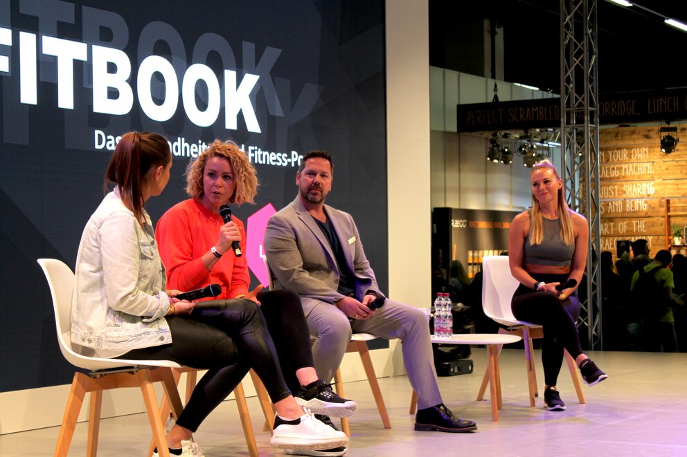  Laura Wontorra spricht mit Master-Trainerin und FIBO-Stammgast Alex Hipwell, unserem &bdquo;Fitnessprof&ldquo;, Fitness-Wissenschaftler Prof. Dr. Stephan Geisler, sowie Fitness-Trainerin Mareike Spaleck &uuml;ber Motivation Foto: FITBOOK