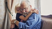 Ein kleines Mädchen umarmt ihren Großvater