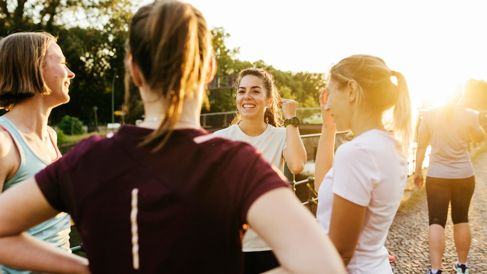 Eine Gruppe junger Frauen beim Sport