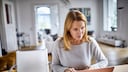 Frau arbeitet am Laptop