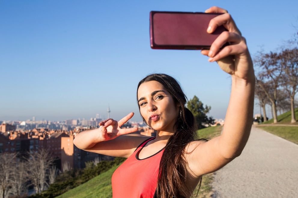 Frau macht ein Sport-Selfie