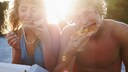 Jugendliche essen Pizza