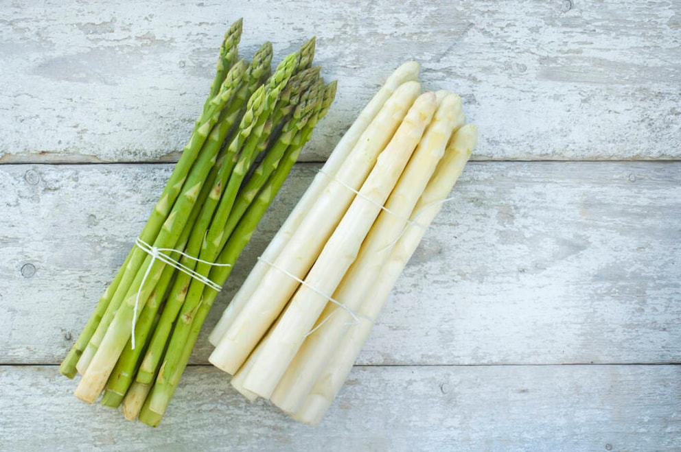 grüner und weißer Spargel