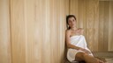 Sch&ouml;ne junge Frau sitzt in der Sauna