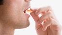 Mann nimmt Vitaminpille
