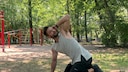 Personal Trainer Erik J&auml;ger zeigt die besten &Uuml;bungen, um vor dem Workout die Wirbels&auml;ule zu mobilisieren