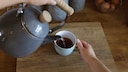 Eine Tasse Tee wird aufgebrüht