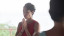 Eine Frau macht Atemübungen beim Yoga