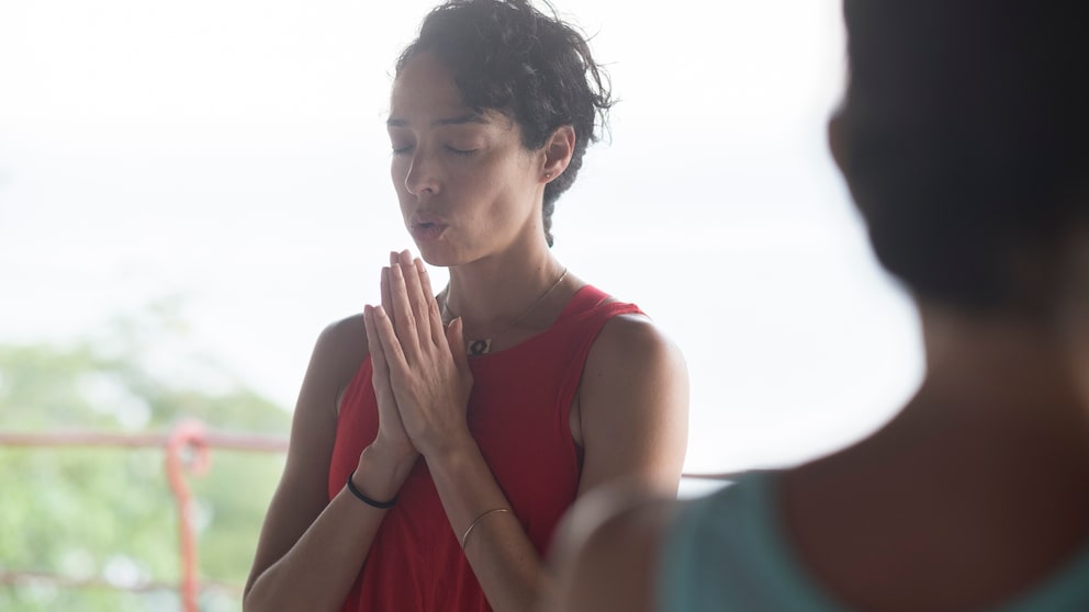 Eine Frau macht Atemübungen beim Yoga