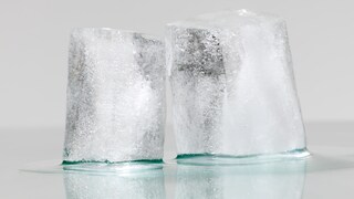 Ein Eisblock schmilzt