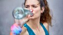 Frau trinkt aus Wasserflasche