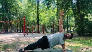 Hauptstadttrainer Erik Jäger zeigt den Seitstütz in verschiedenen Varianten